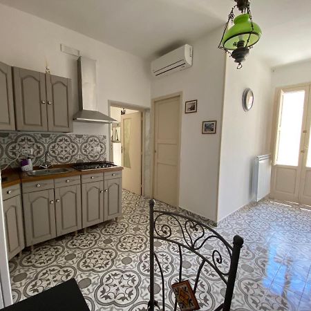 fiori catene tra le torri Conversano Esterno foto