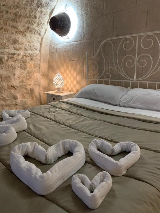 fiori catene tra le torri Conversano Esterno foto