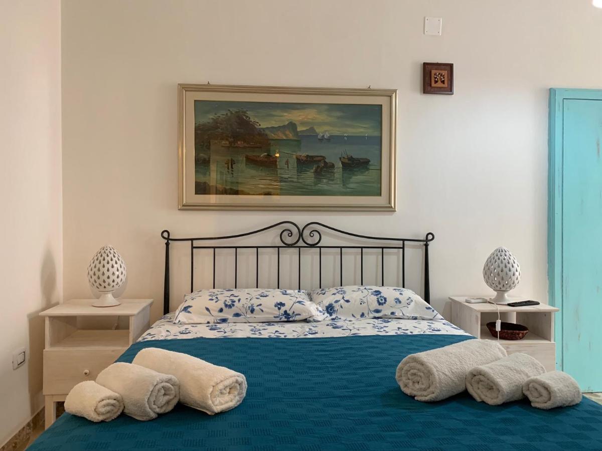 fiori catene tra le torri Conversano Esterno foto