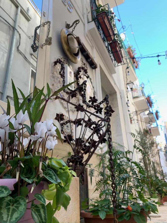 fiori catene tra le torri Conversano Esterno foto