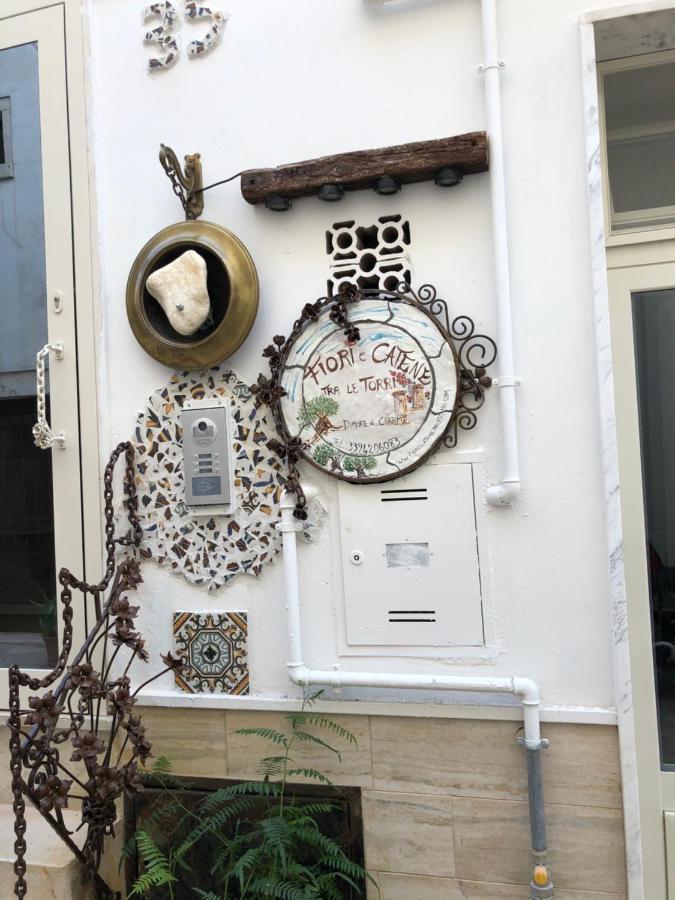 fiori catene tra le torri Conversano Esterno foto