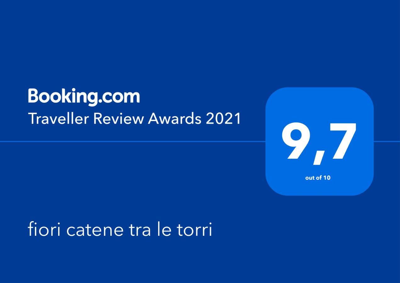 fiori catene tra le torri Conversano Esterno foto