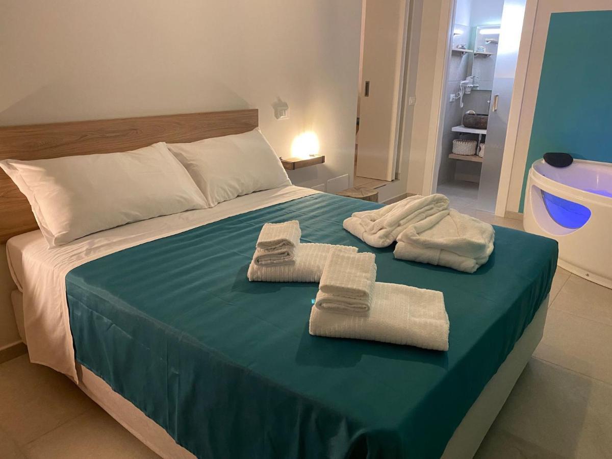 fiori catene tra le torri Conversano Esterno foto