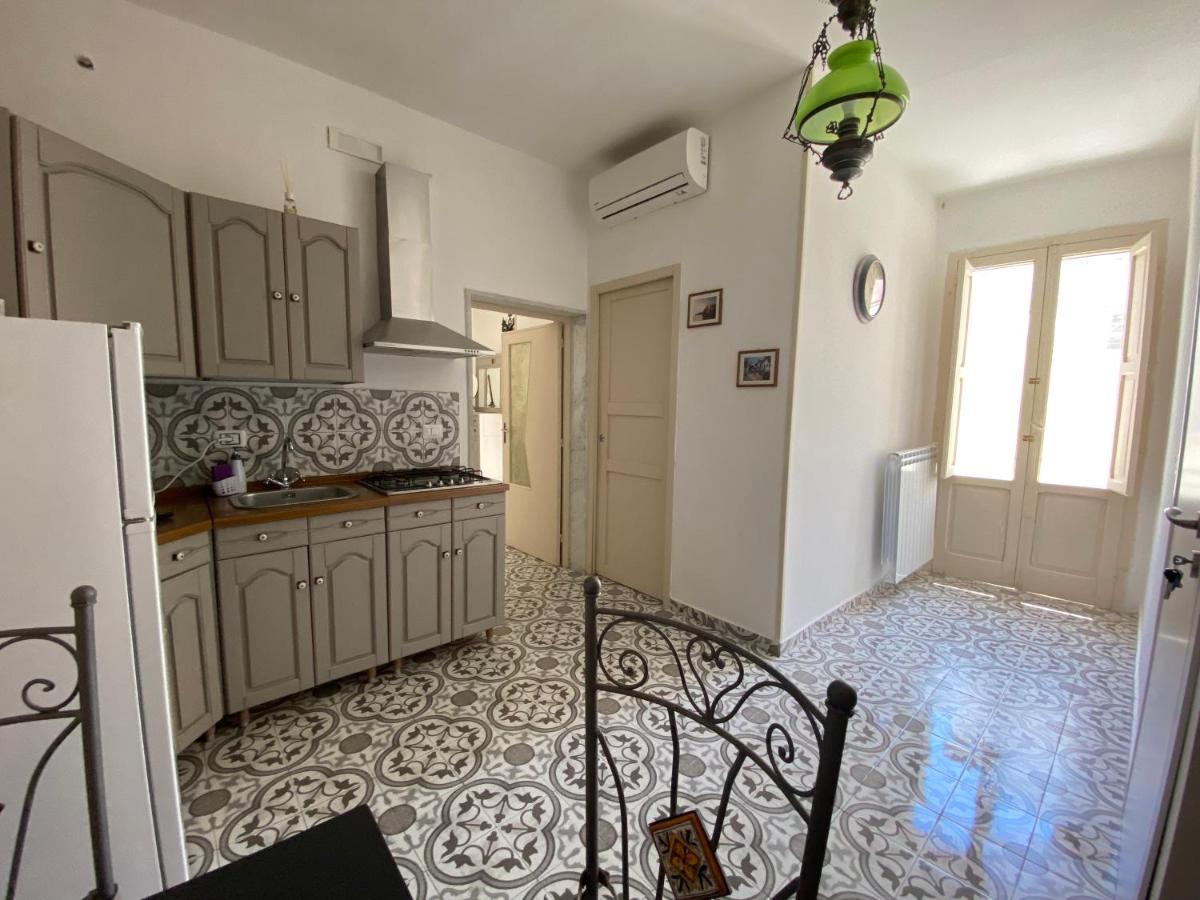 fiori catene tra le torri Conversano Esterno foto