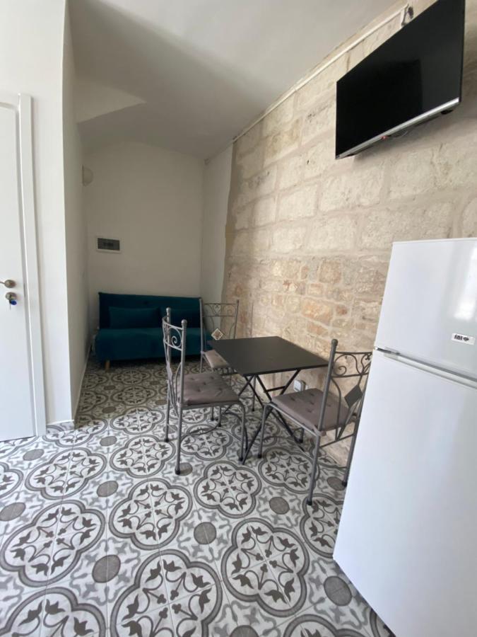 fiori catene tra le torri Conversano Esterno foto