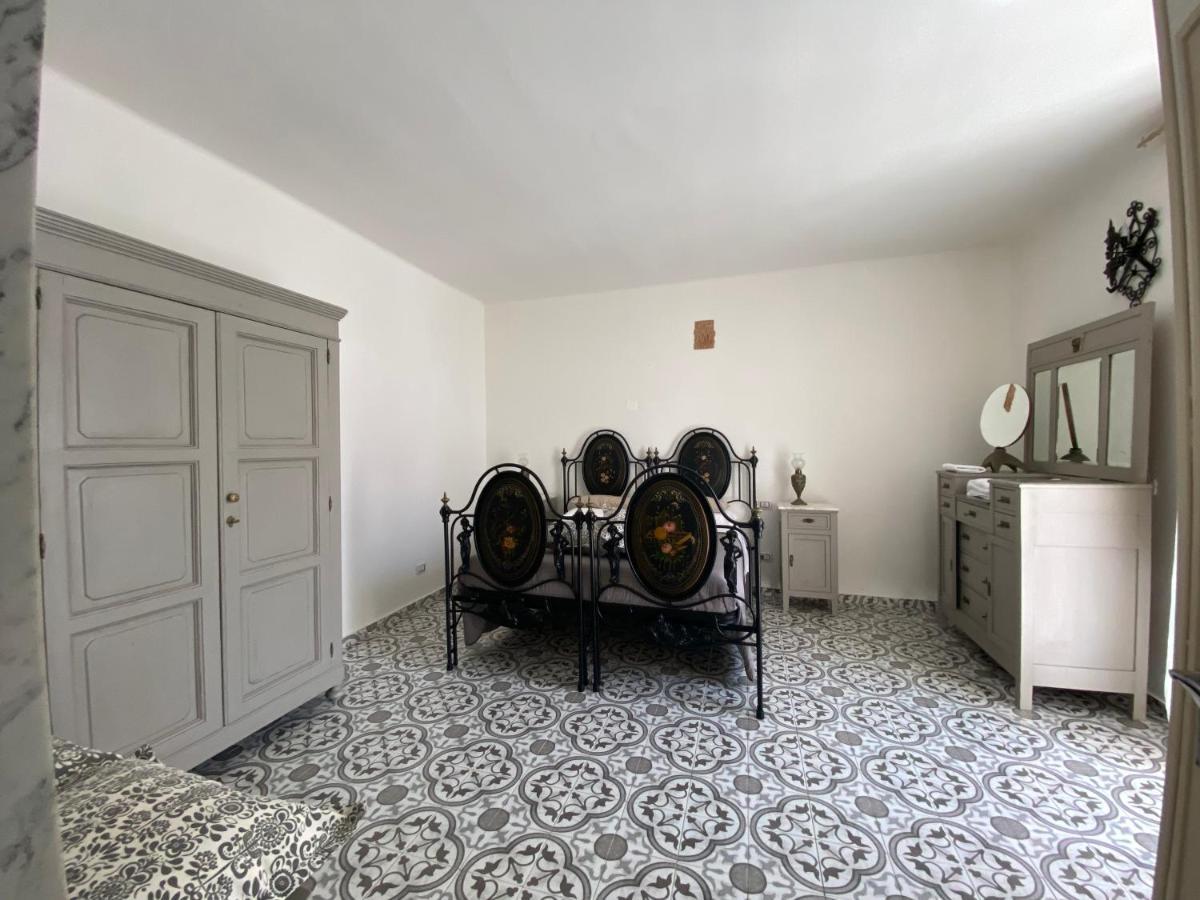 fiori catene tra le torri Conversano Esterno foto