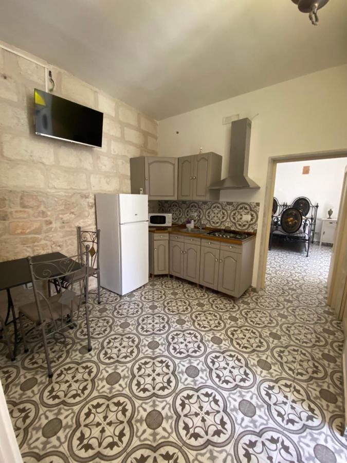 fiori catene tra le torri Conversano Esterno foto