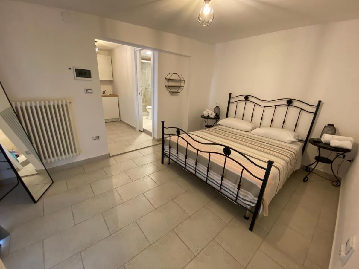 fiori catene tra le torri Conversano Esterno foto