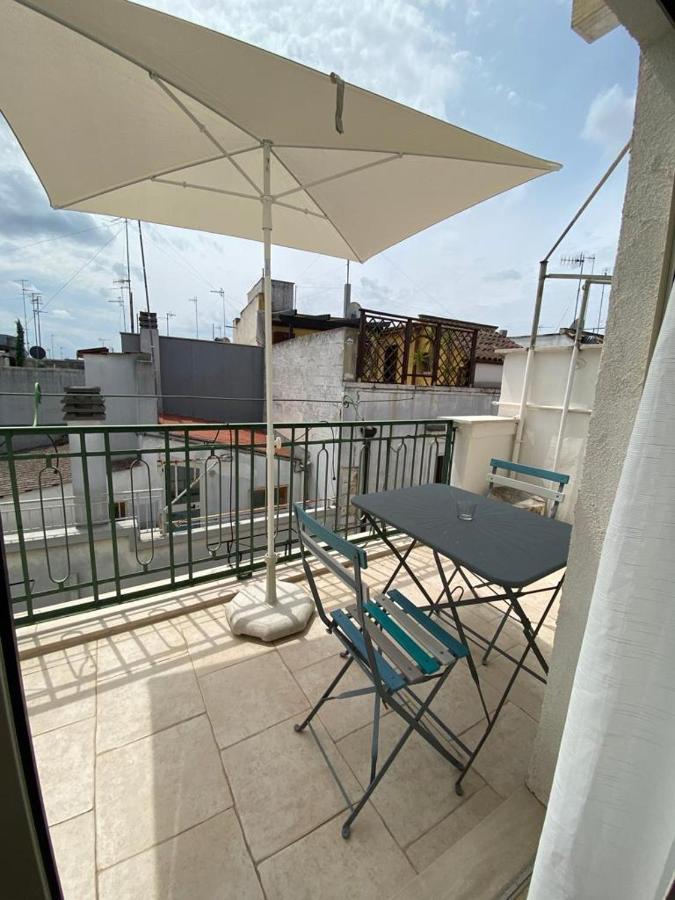fiori catene tra le torri Conversano Esterno foto