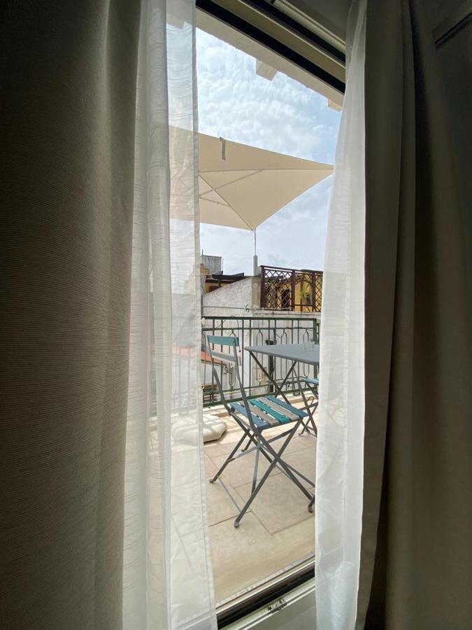 fiori catene tra le torri Conversano Esterno foto