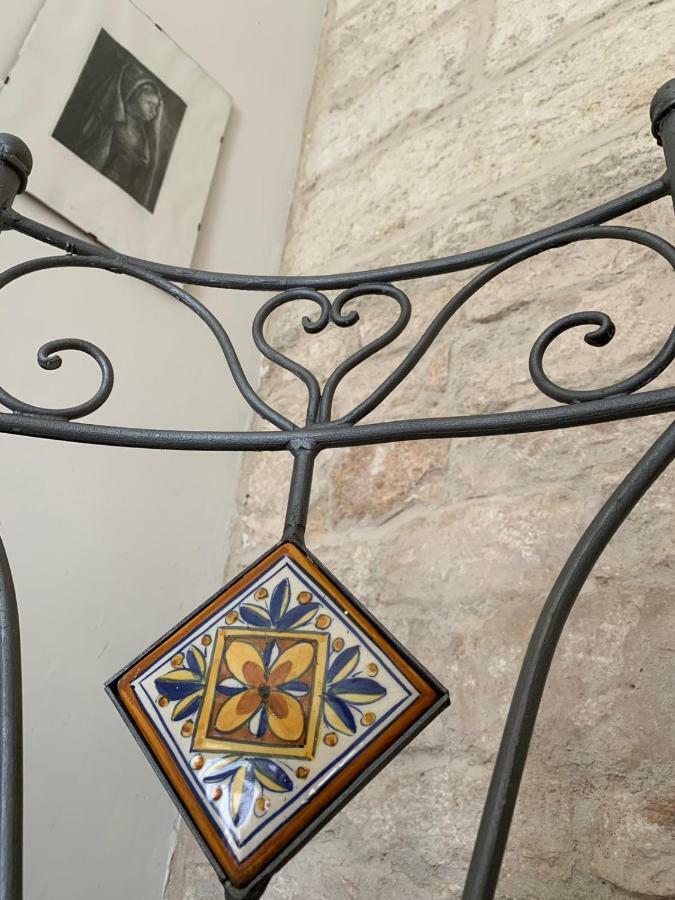 fiori catene tra le torri Conversano Esterno foto