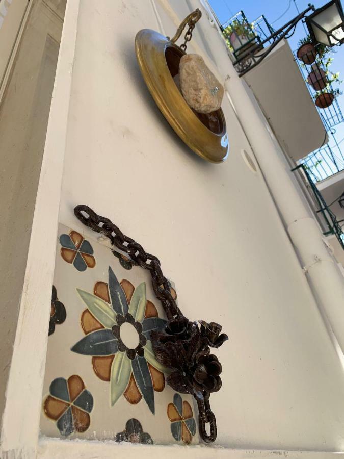 fiori catene tra le torri Conversano Esterno foto