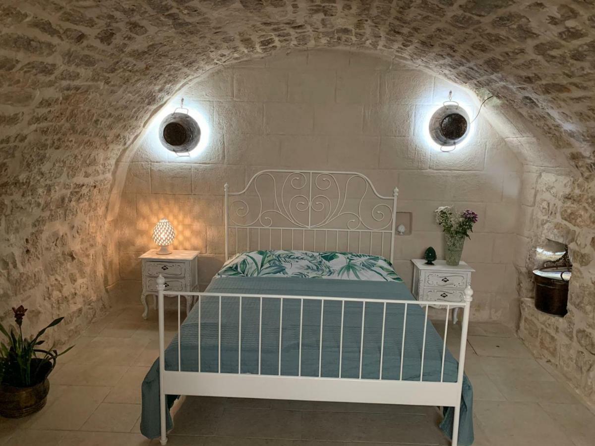fiori catene tra le torri Conversano Esterno foto
