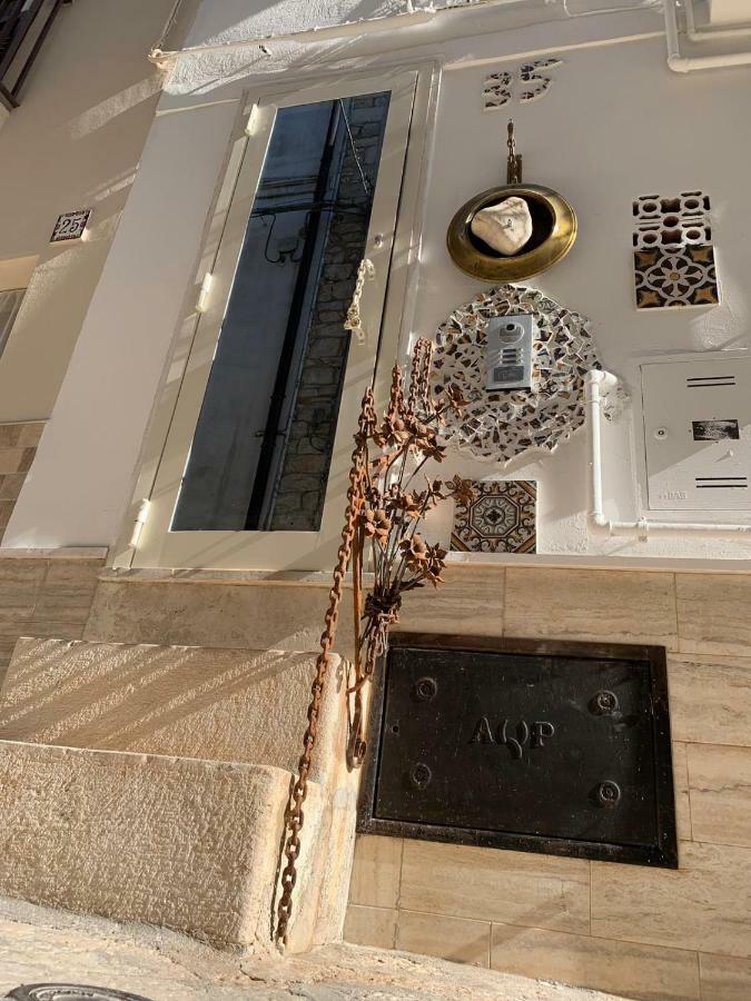 fiori catene tra le torri Conversano Esterno foto
