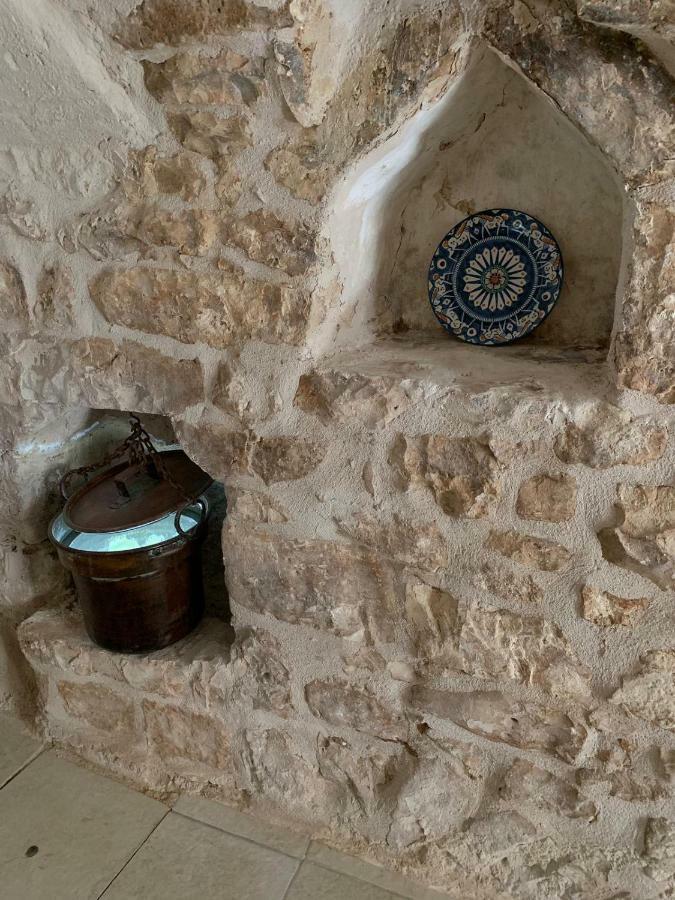 fiori catene tra le torri Conversano Esterno foto
