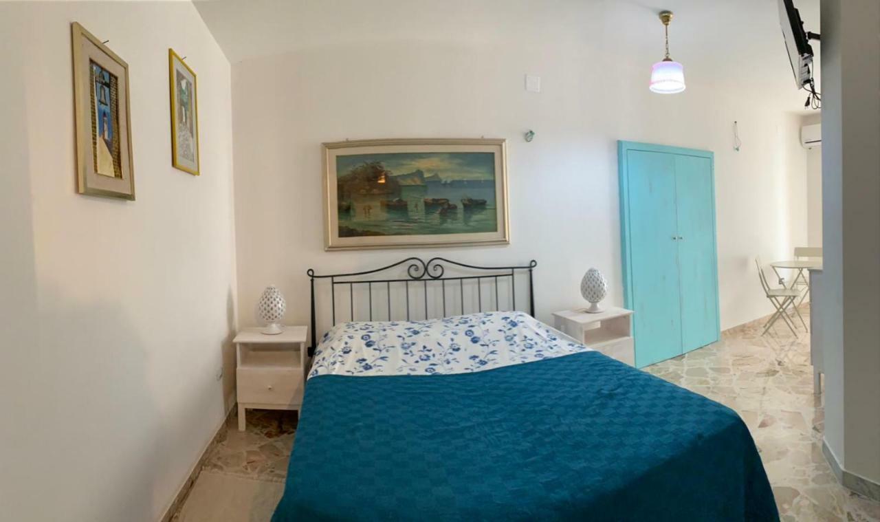fiori catene tra le torri Conversano Esterno foto