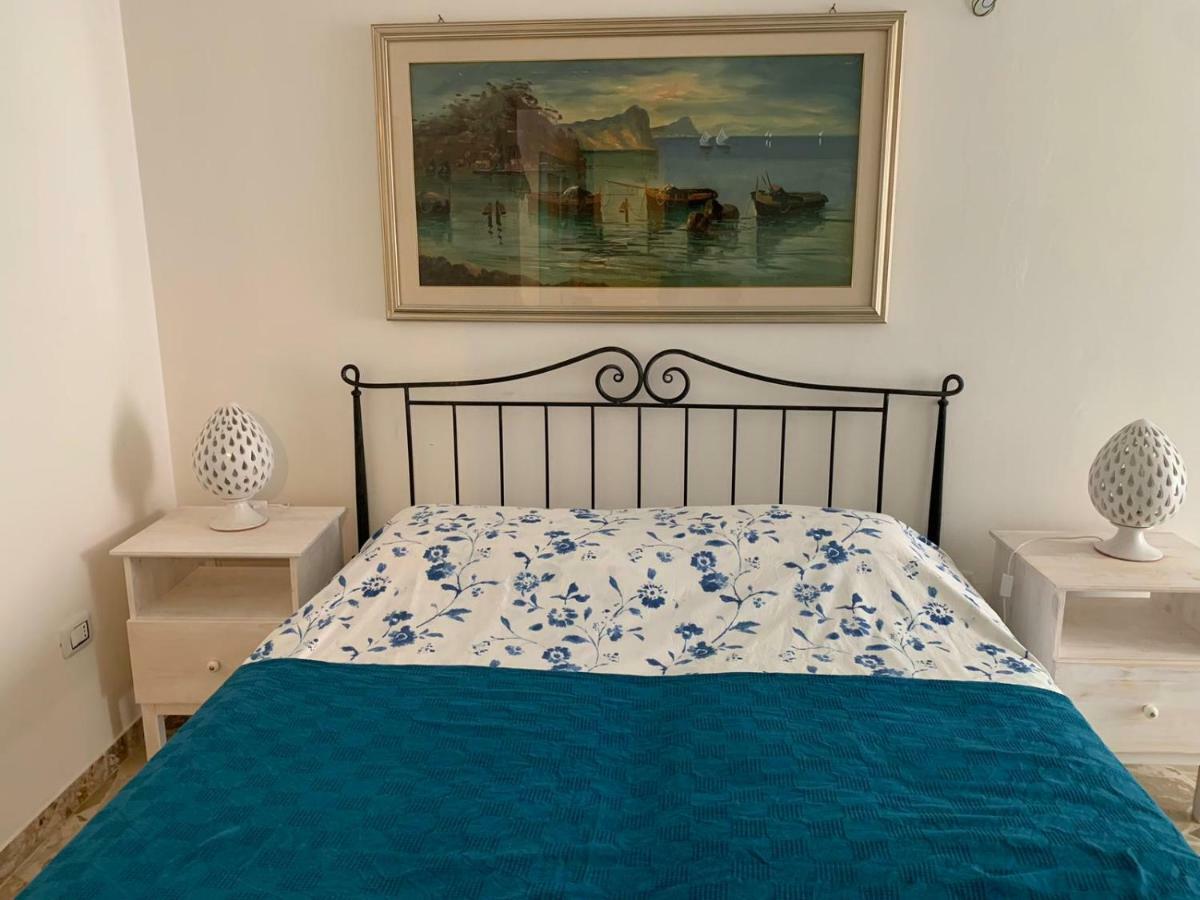 fiori catene tra le torri Conversano Esterno foto