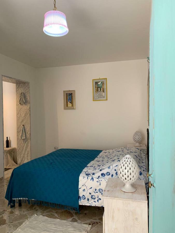 fiori catene tra le torri Conversano Esterno foto