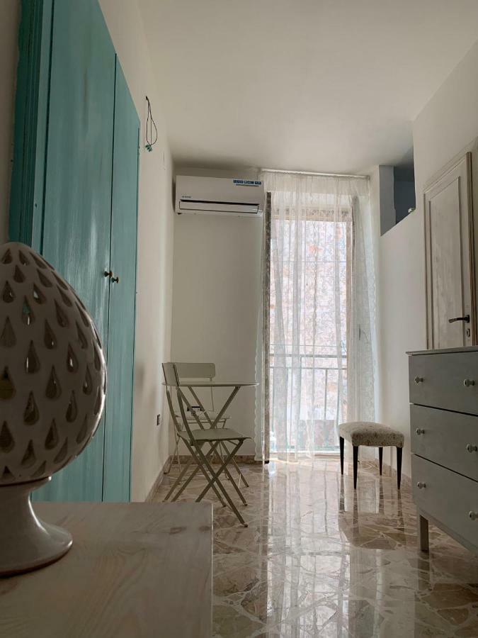 fiori catene tra le torri Conversano Esterno foto