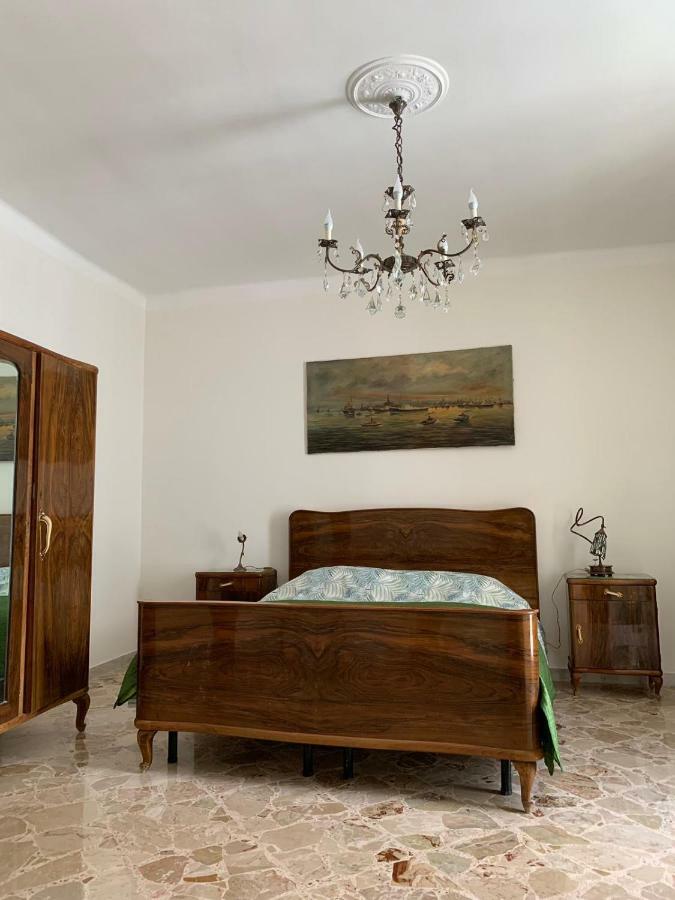 fiori catene tra le torri Conversano Esterno foto