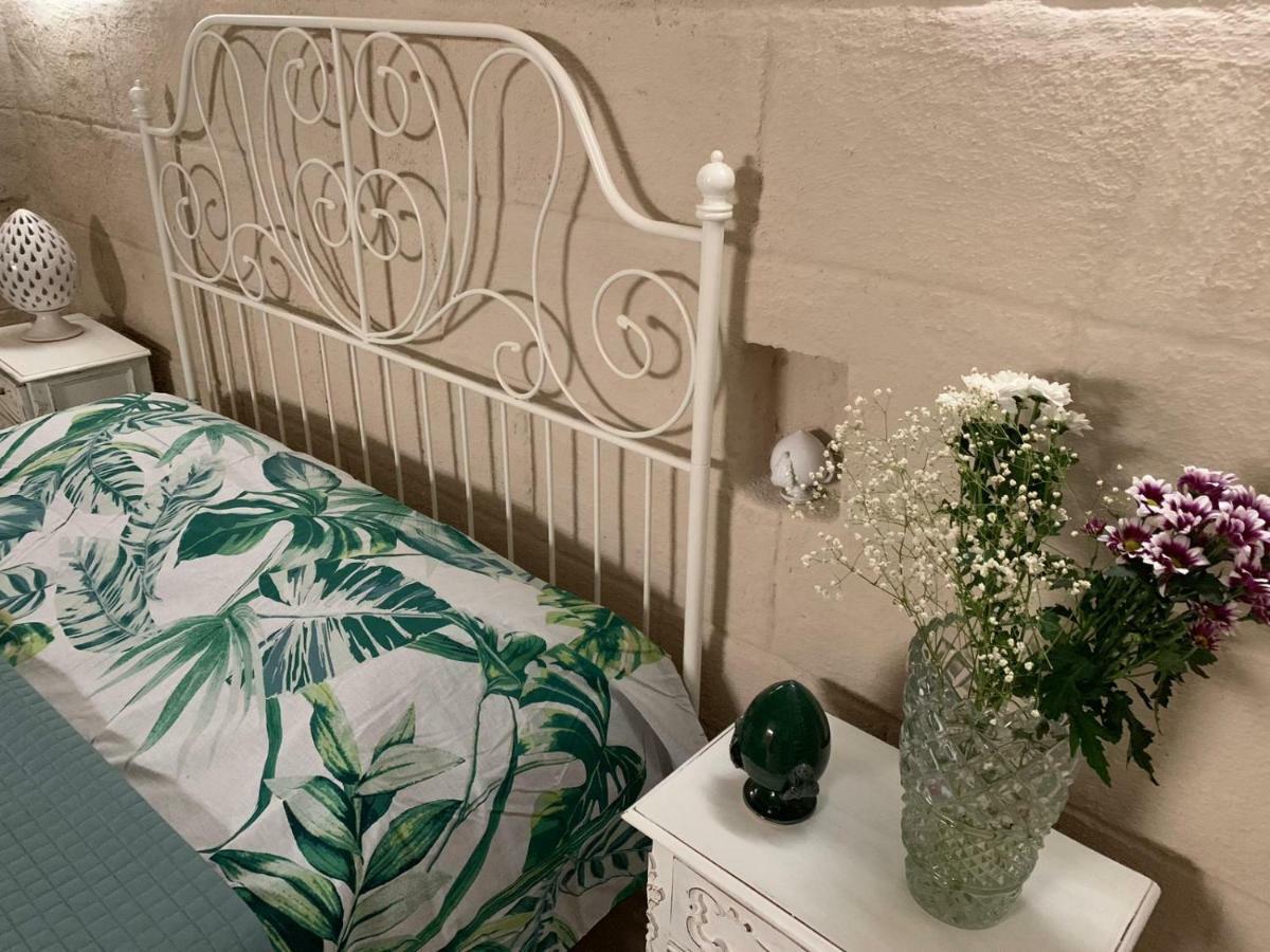 fiori catene tra le torri Conversano Esterno foto