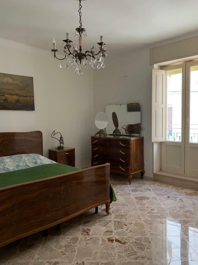 fiori catene tra le torri Conversano Esterno foto
