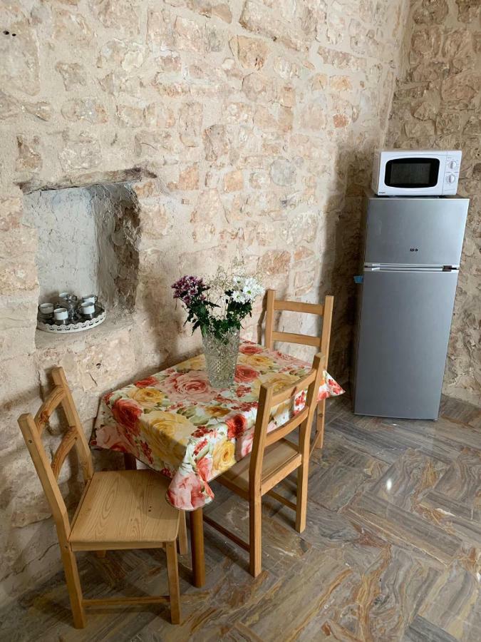 fiori catene tra le torri Conversano Esterno foto