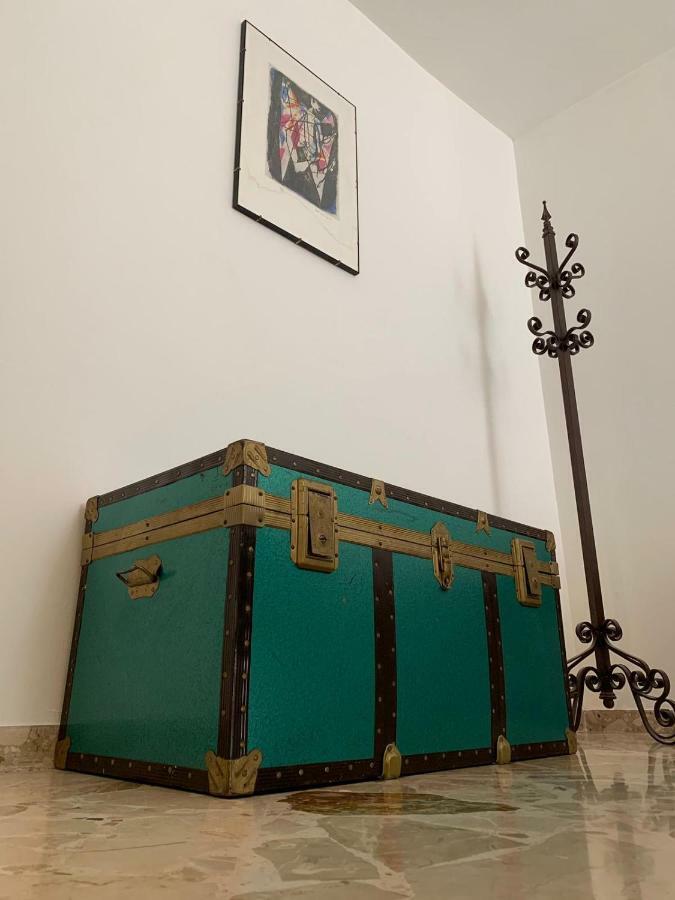 fiori catene tra le torri Conversano Esterno foto