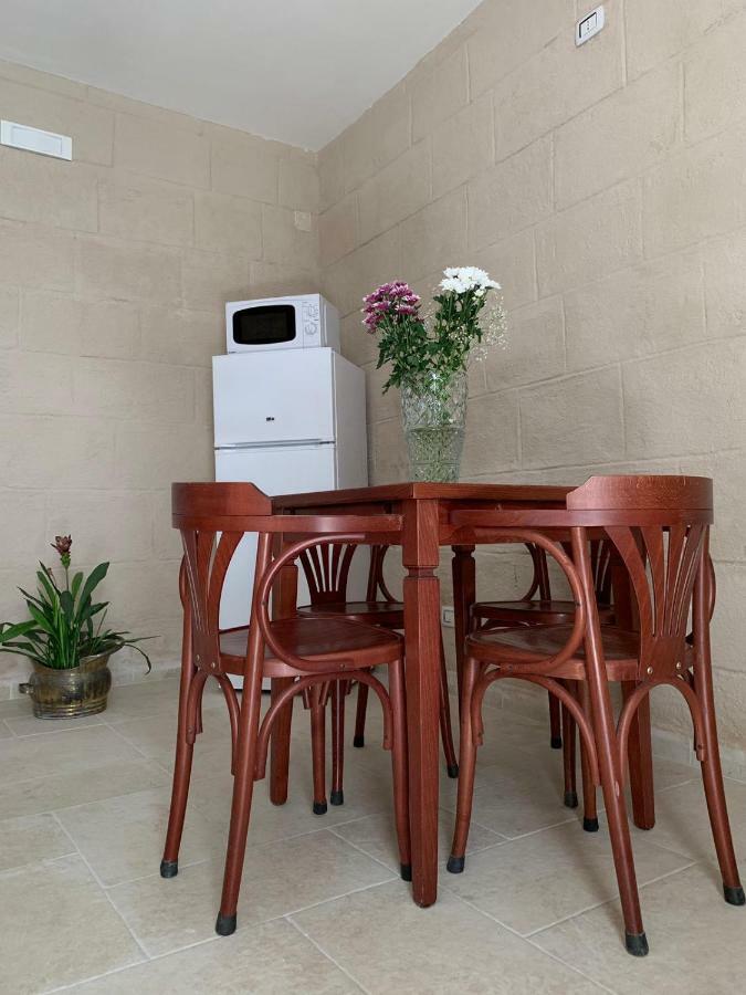 fiori catene tra le torri Conversano Esterno foto