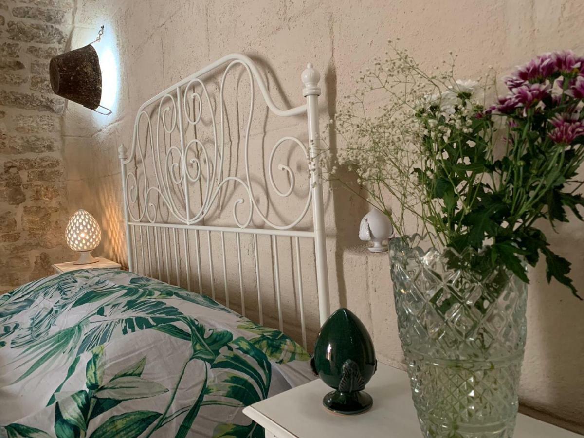 fiori catene tra le torri Conversano Esterno foto
