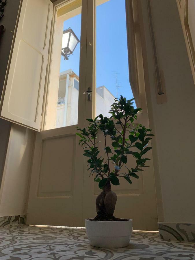 fiori catene tra le torri Conversano Esterno foto