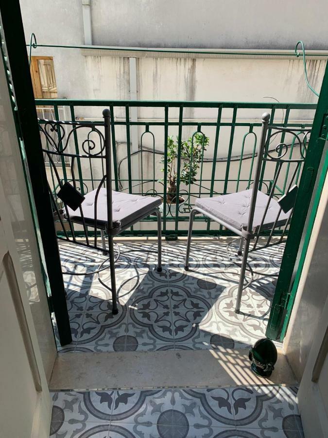 fiori catene tra le torri Conversano Esterno foto