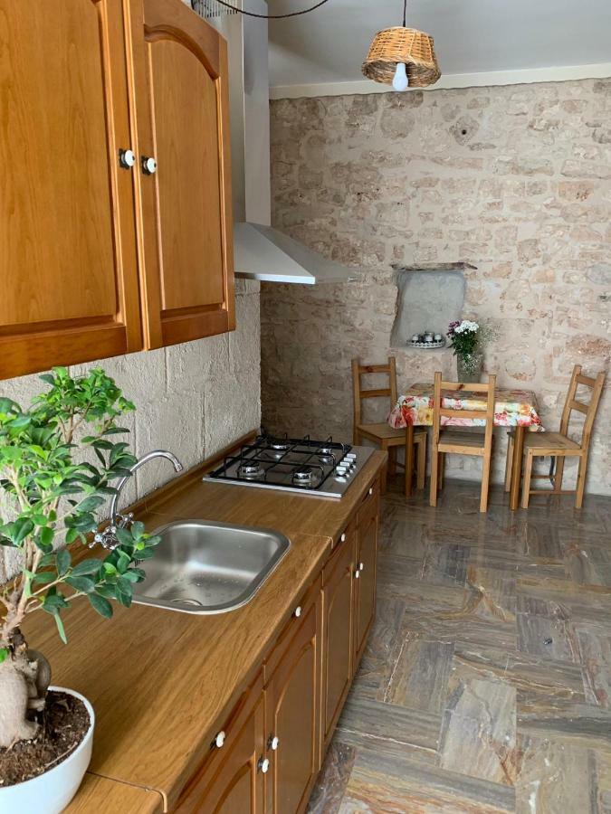 fiori catene tra le torri Conversano Esterno foto