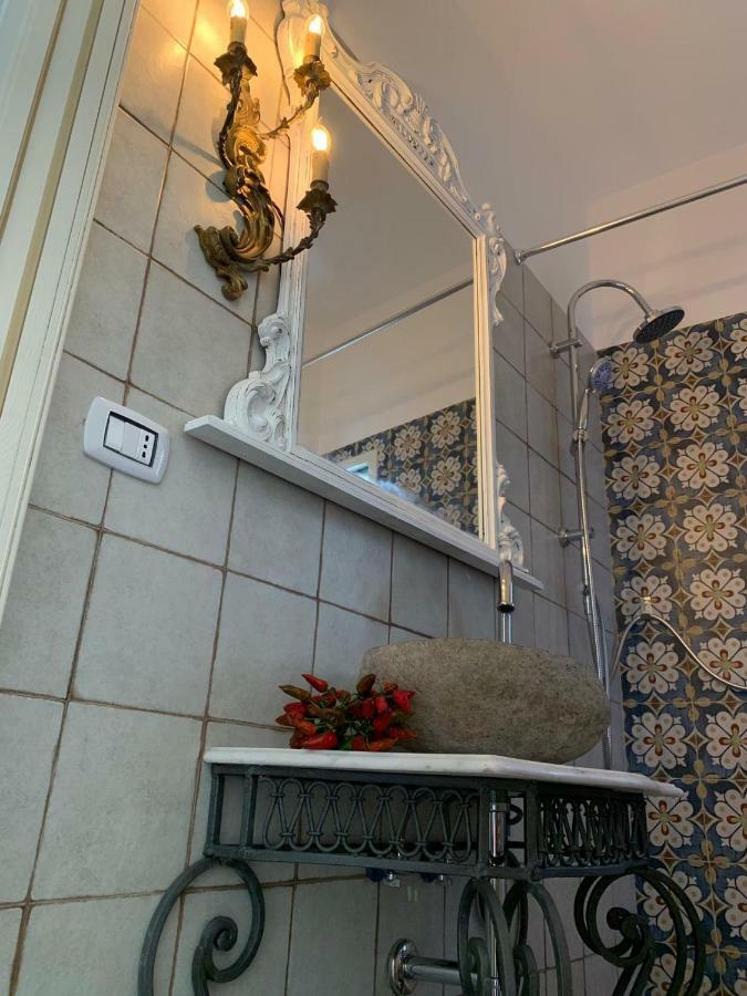 fiori catene tra le torri Conversano Esterno foto