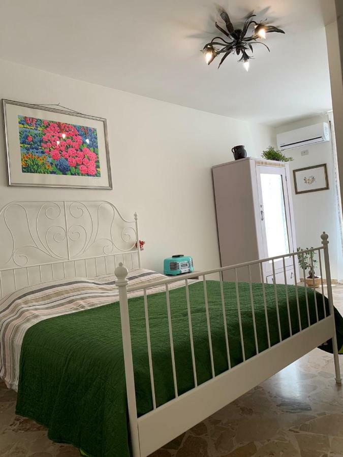 fiori catene tra le torri Conversano Esterno foto