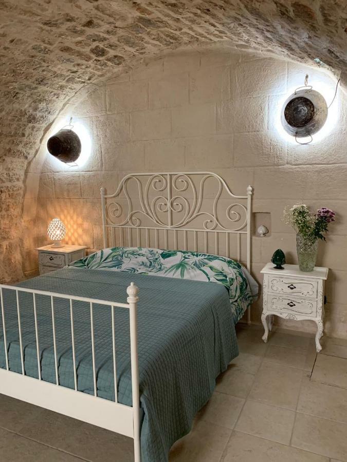 fiori catene tra le torri Conversano Esterno foto