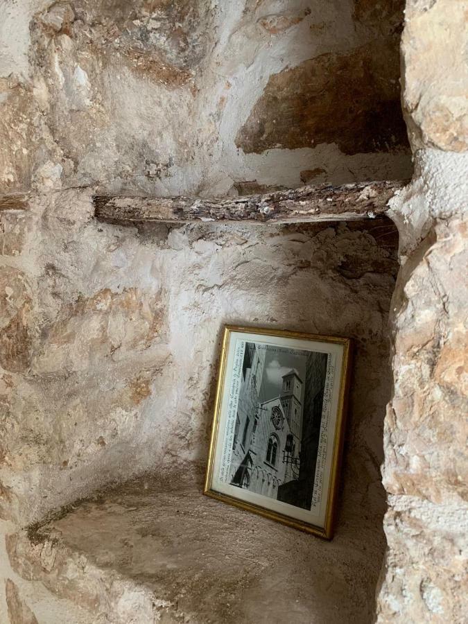fiori catene tra le torri Conversano Esterno foto